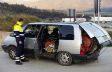 Multado un conductor que quiso viajar con su tractor en el maletero