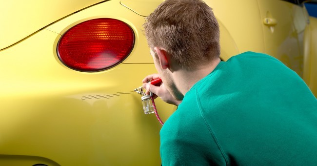 Cómo reparar los arañazos de tu coche de forma fácil y económica con un  rotulador, una máquina pulidora o un reparador